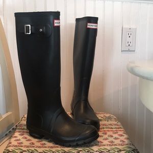 Black hunter boots